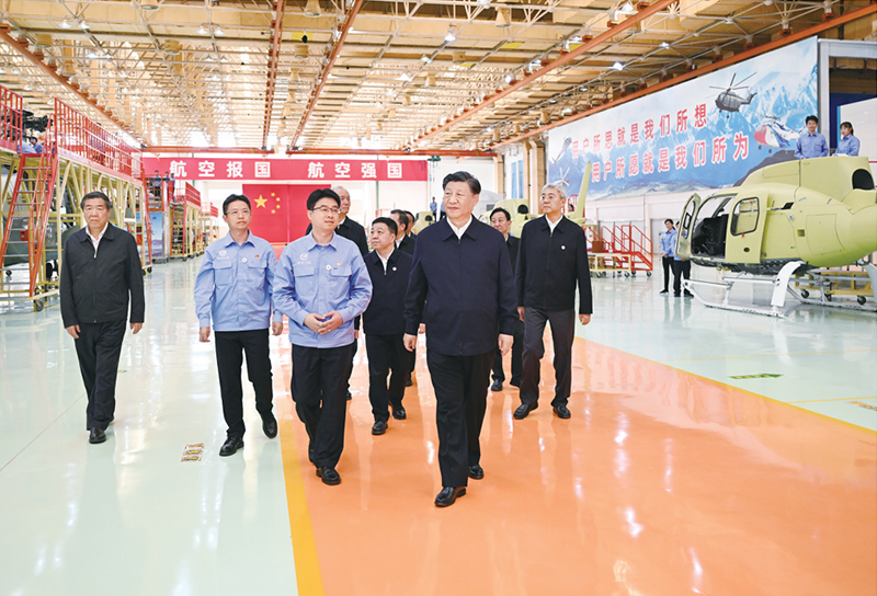 2023年10月10日至13日，中共中央总书记、国家主席、中央军委主席习近平在江西考察。这是11日上午，习近平在景德镇市昌河飞机工业（集团）有限公司考察。 新华社记者 燕雁/摄