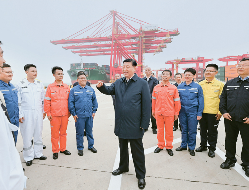 2024年5月22日至24日，中共中央总书记、国家主席、中央军委主席习近平在山东考察。这是22日下午，习近平在日照港亲切慰问港口科技工作者、运营人员、航运人员。 新华社记者 谢环驰/摄